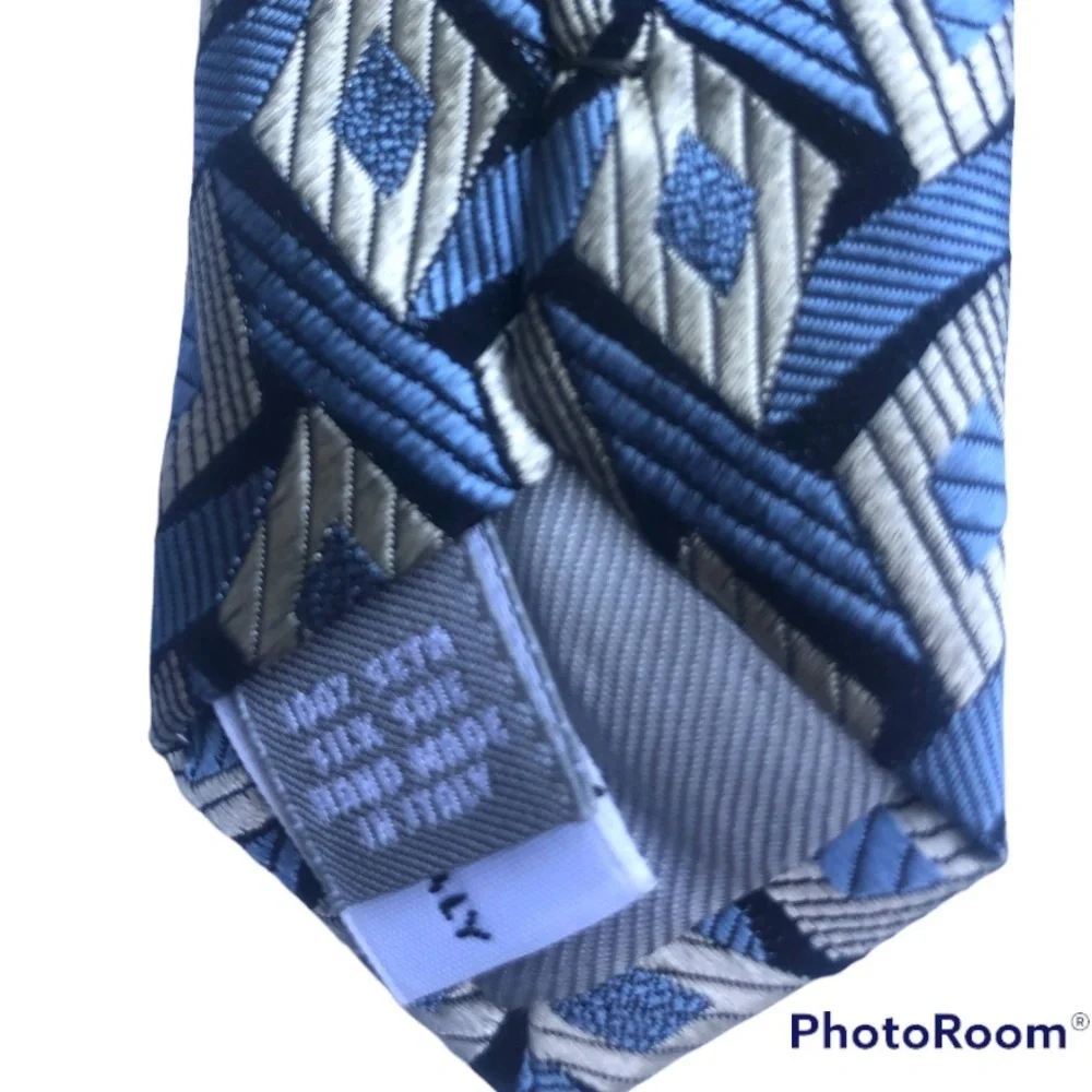 Barney’s blue geometric tie